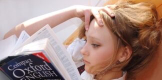 Z jakich znaków składa się język naturalny?