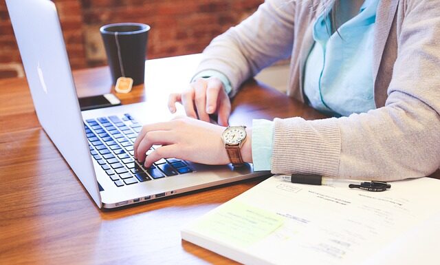 Czym się różni praca przez agencję?